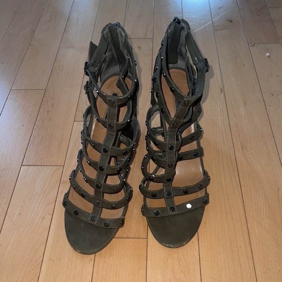 BCBG olive heels - Picture 2 of 5